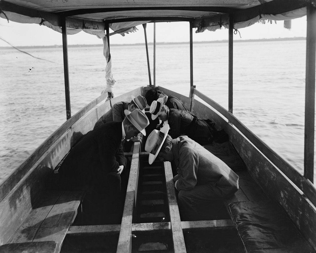 Se de marina trädgårdarna genom båtens botten, Nassau, Bahamas, 1900 av William Henry Jackson