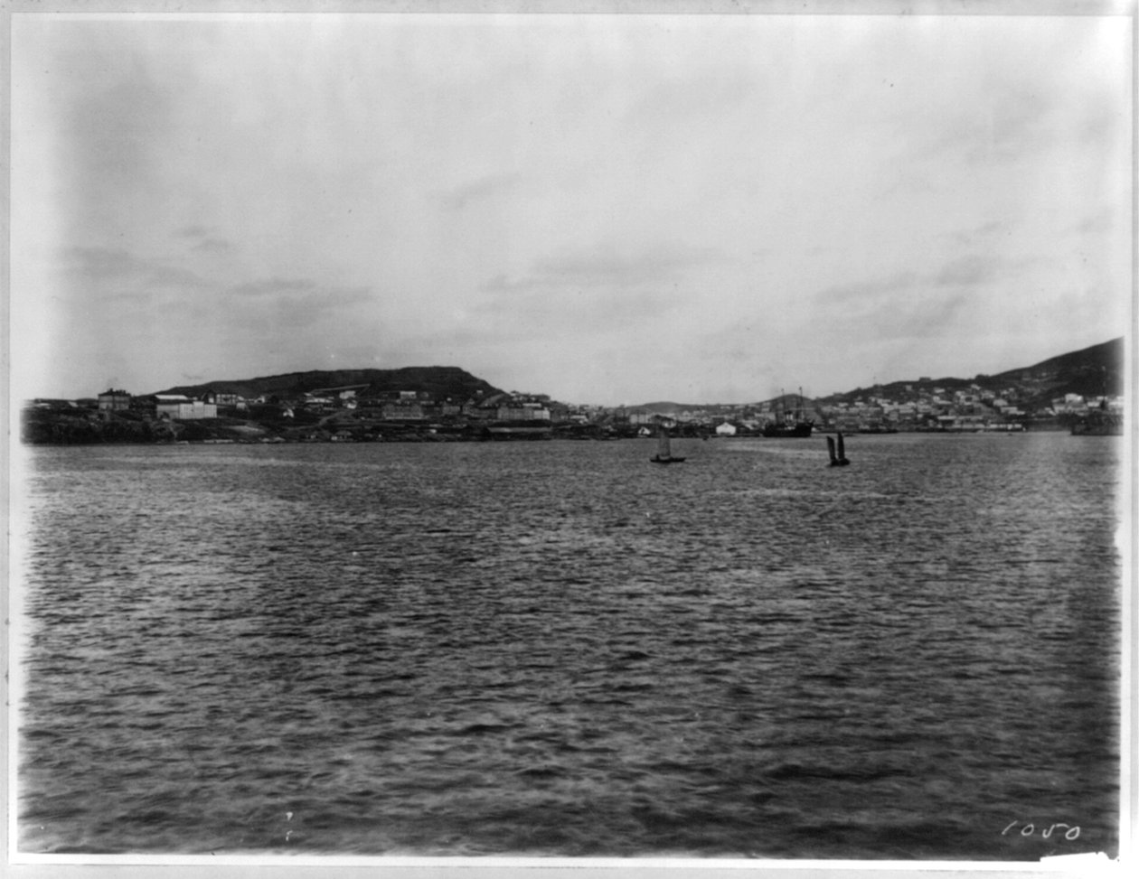 Vladivostok - panoramautsikt från hamnen av William Henry Jackson
