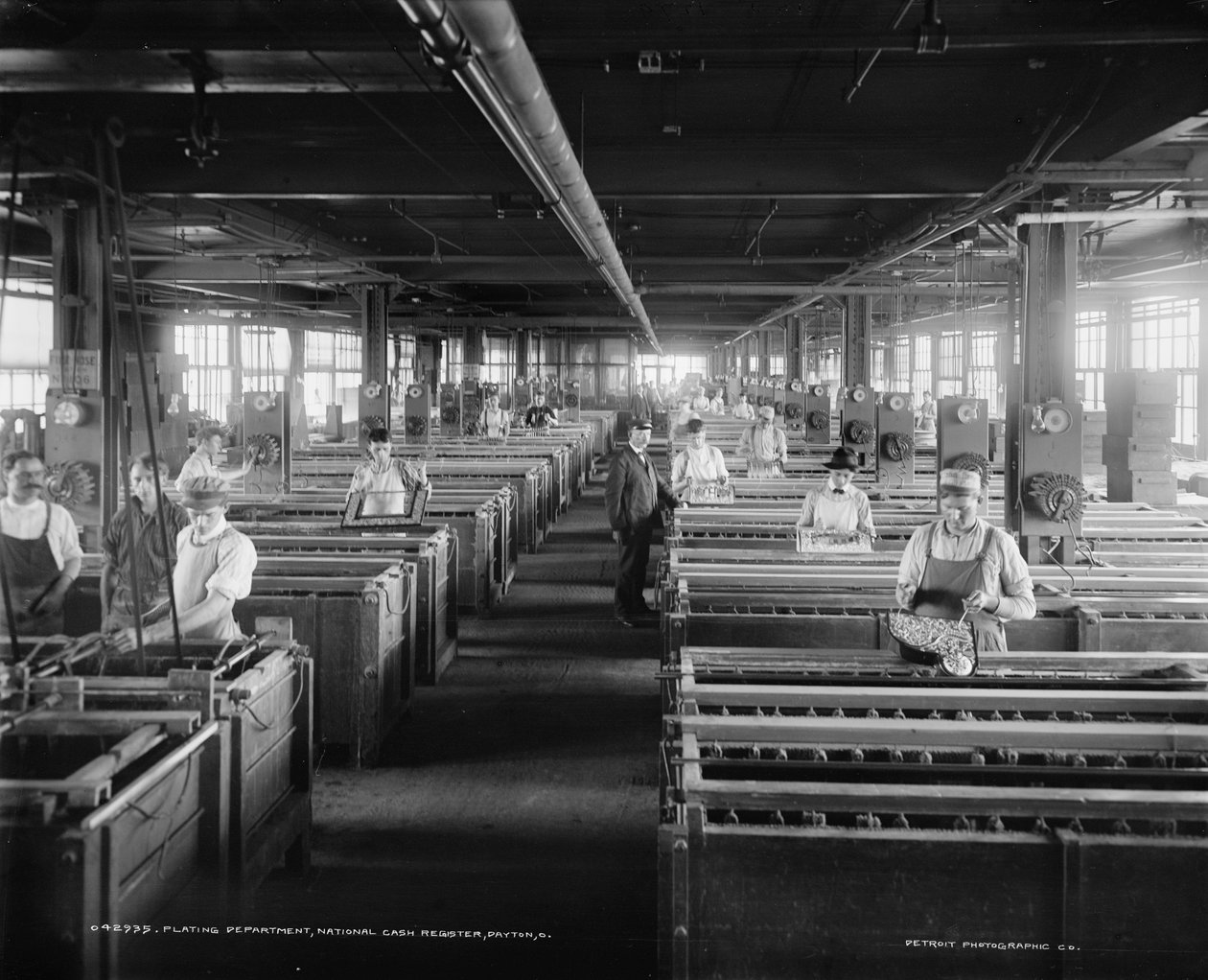 Arbetare i Plating Department, National Cash Register Company, Dayton, Ohio, USA, ca 1902 (s/v foto) av William Henry Jackson