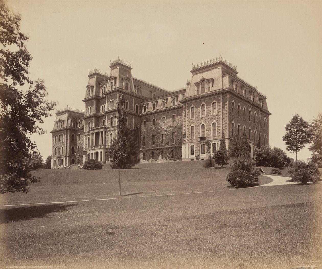 Easton, Pardee Hall, Lafayette College,ca. 1895 (foto) av William Herman Rau