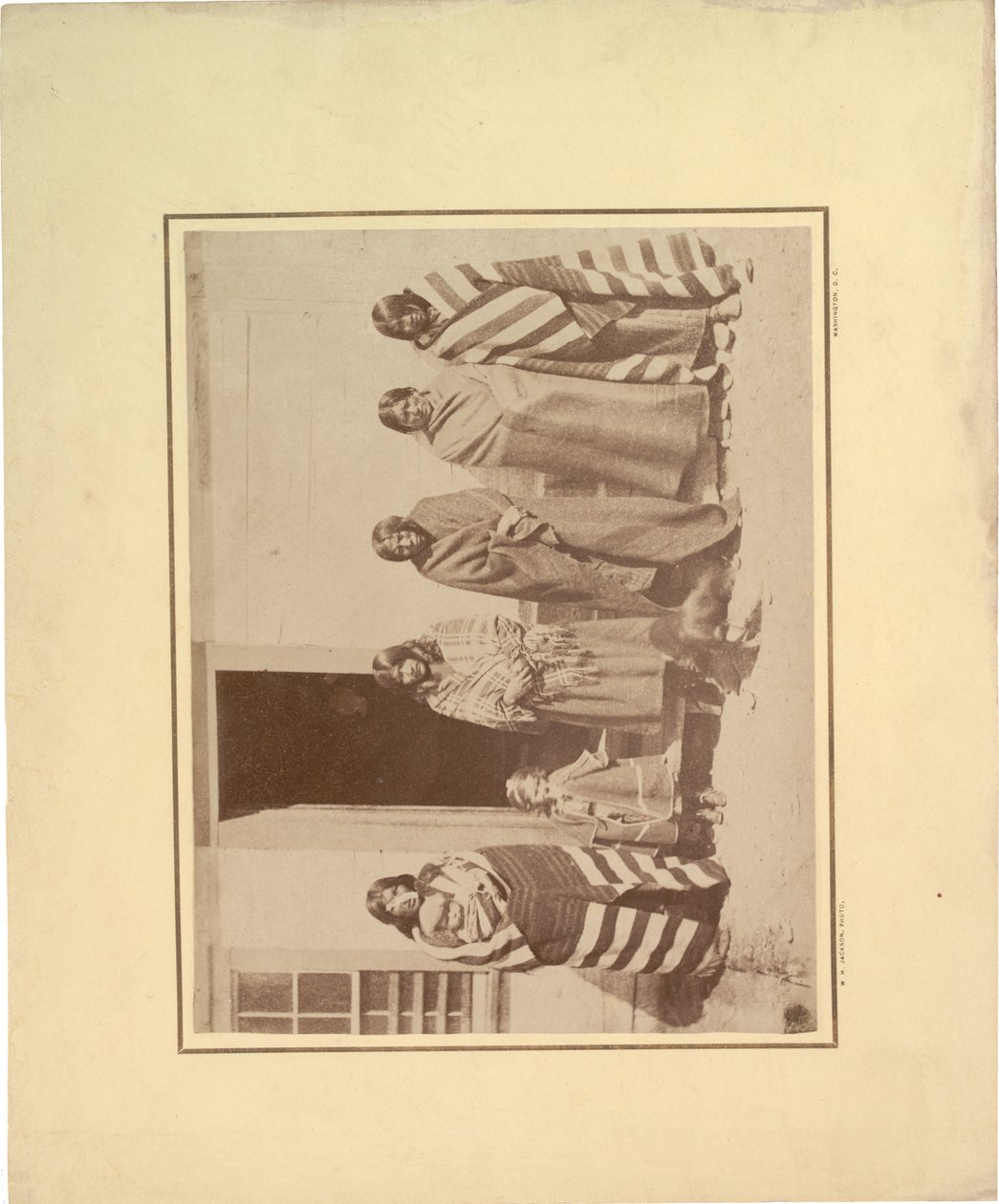 Grupp av fem indianska kvinnor med ung flicka och barn, 1871 (sepiafoto) av William Hicks Jackson
