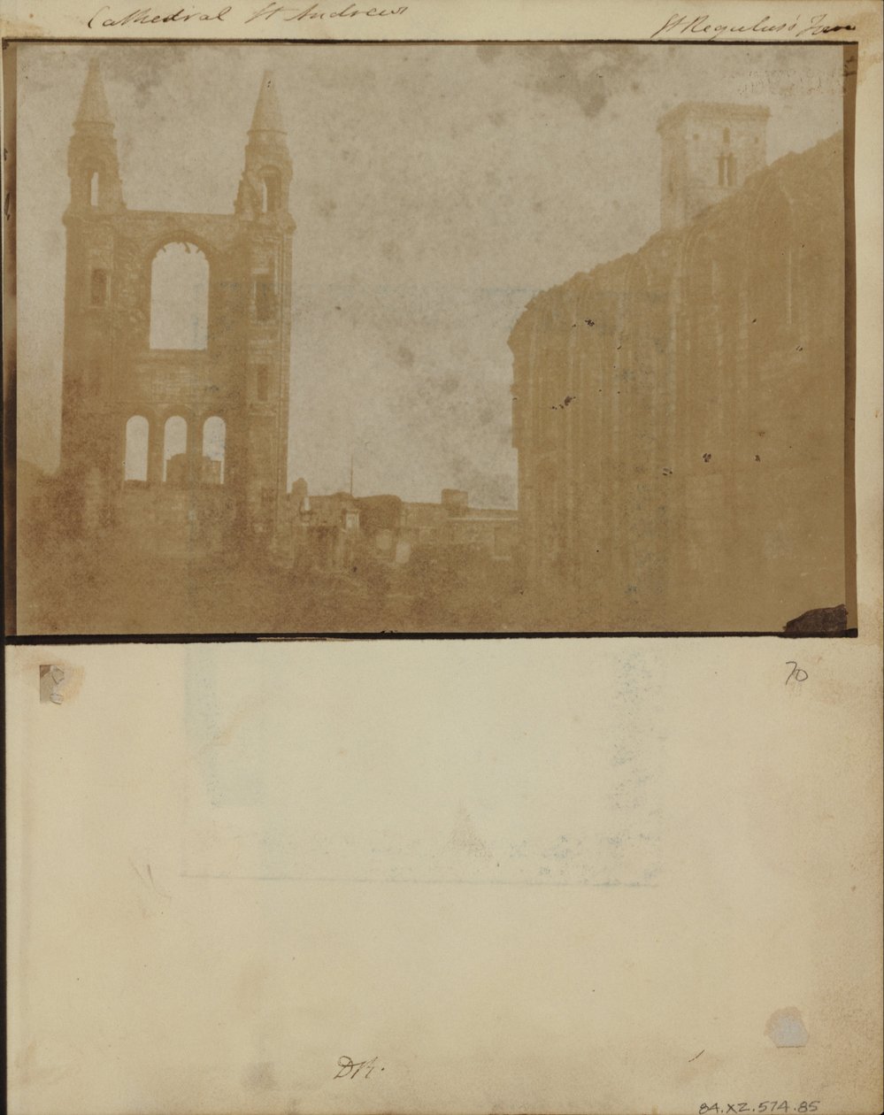Östra gaveln och södra gången i St. Andrews Cathedral med St. Regulus Tower, från nordväst. av William Holland Furlong