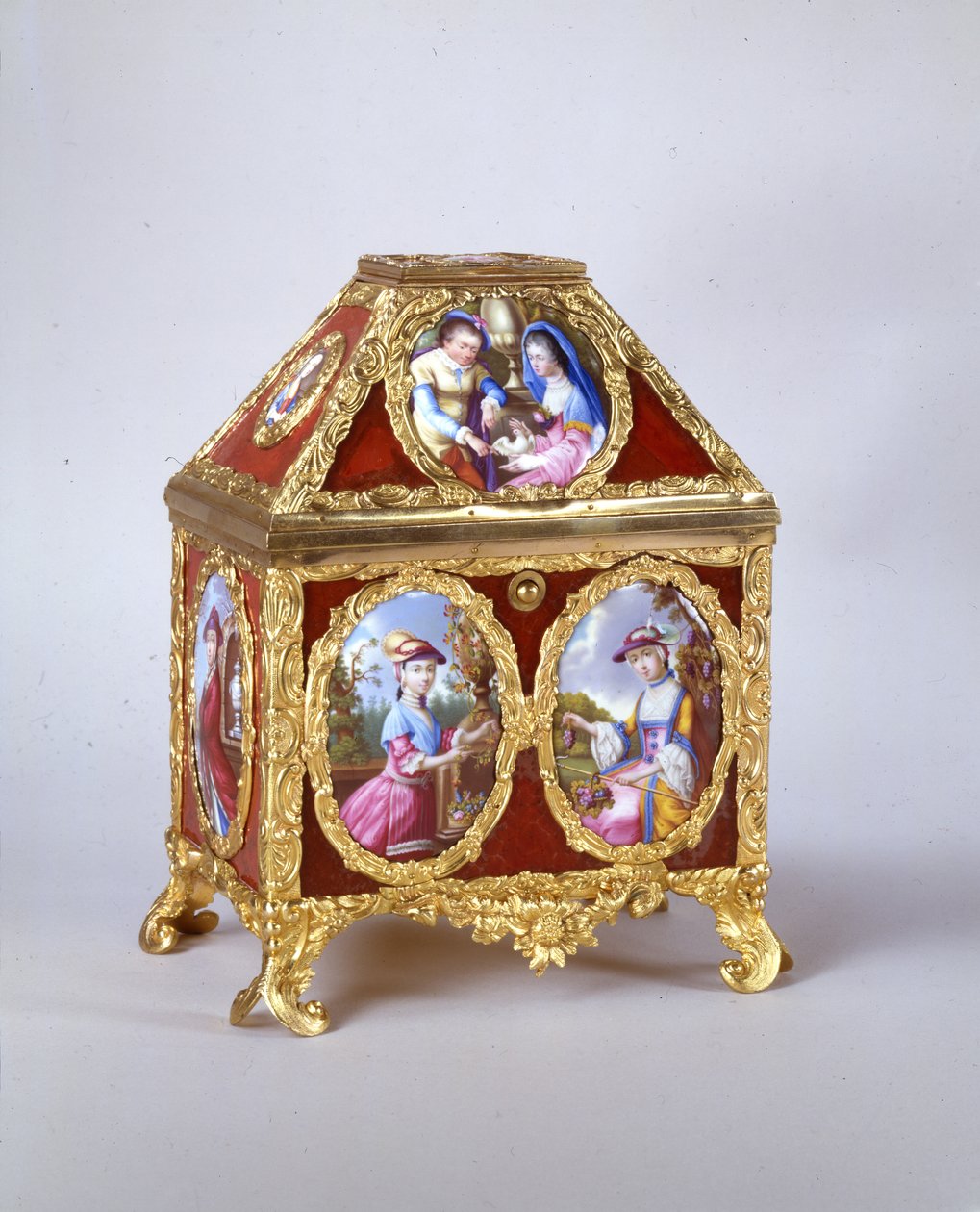 George III kista innehållande en kantklocka på samma sätt som James Cox, ca 1770 (förgylld metall, emalj & verre-eglomise) (se även 741846) av William Hopkins Craft