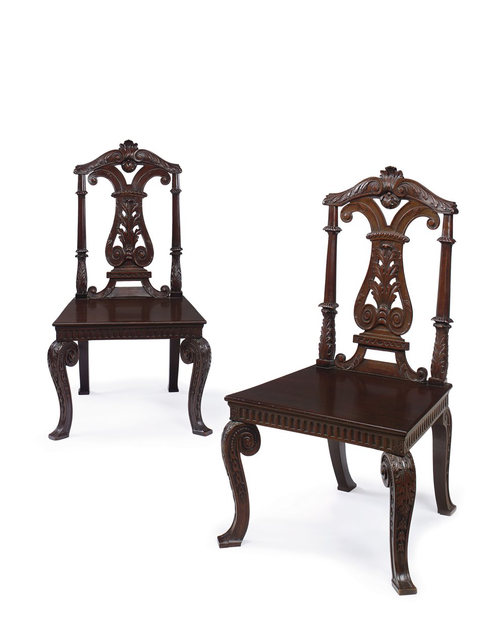 Ett par George II hallstolar, utförda av James Moore den yngre, ca 1727-31 (mahogny) (se även 487613) av William Kent
