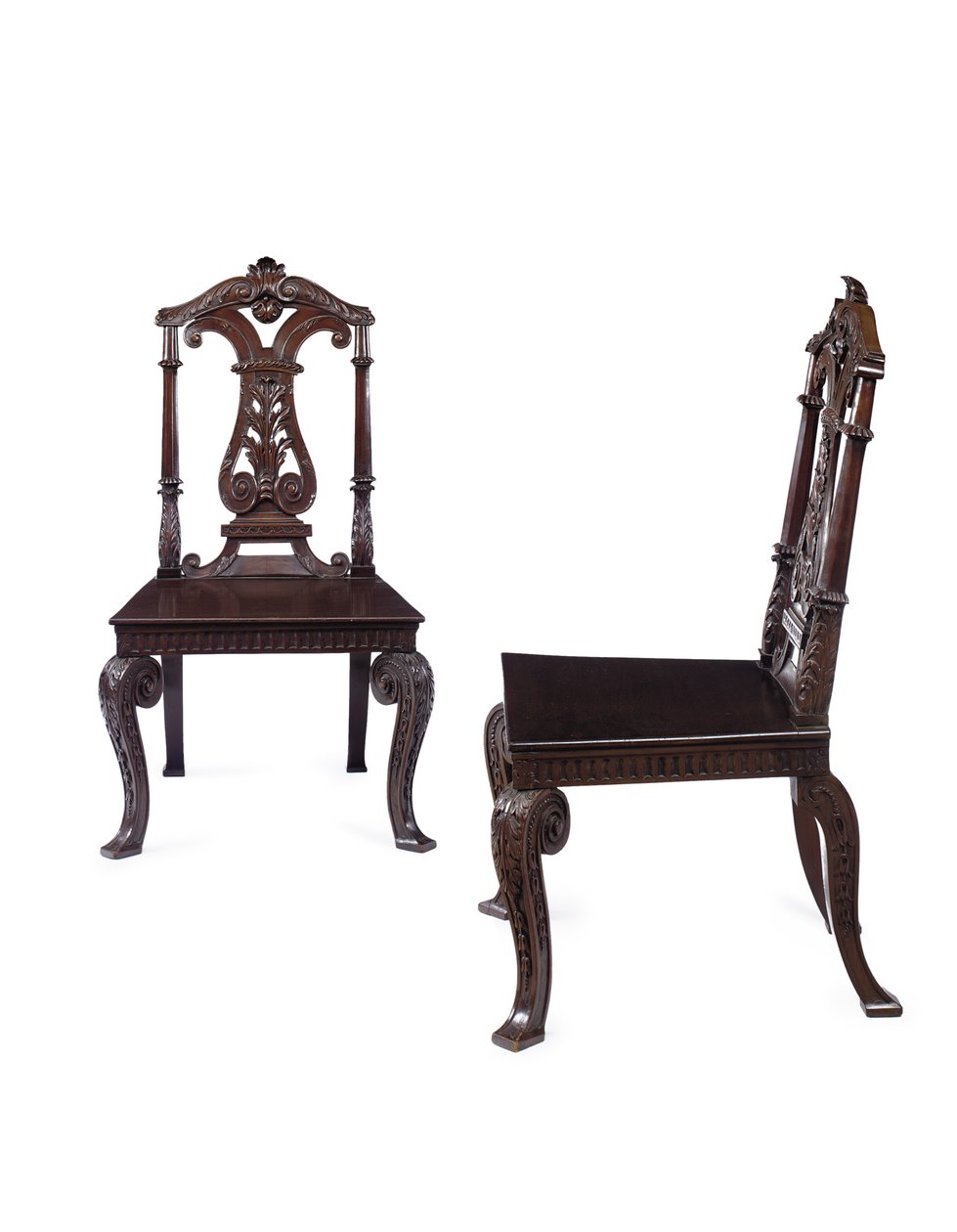 Ett par George II hallstolar, utförda av James Moore den yngre, ca 1727-31 (mahogny) av William Kent