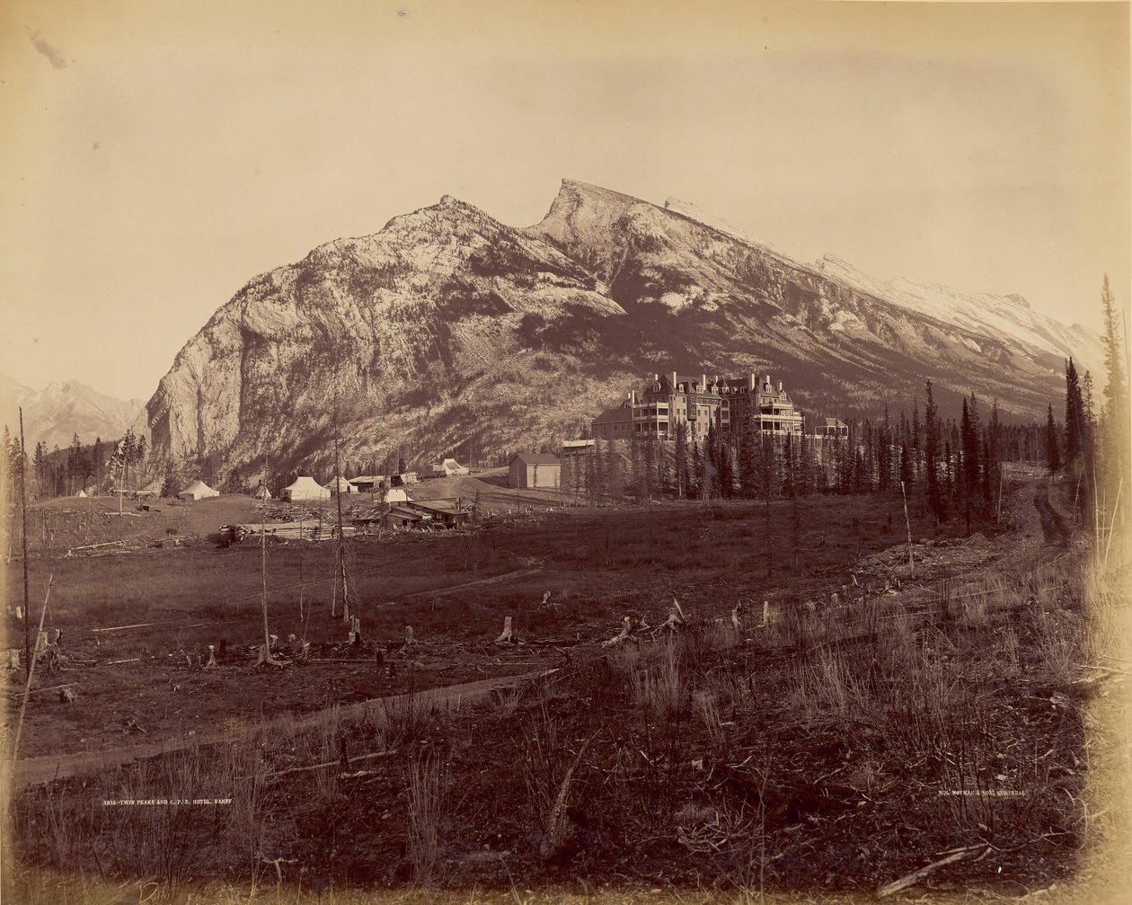 Twin Peaks och C.P.R. Hotel, Banff av William McFarlane Notman