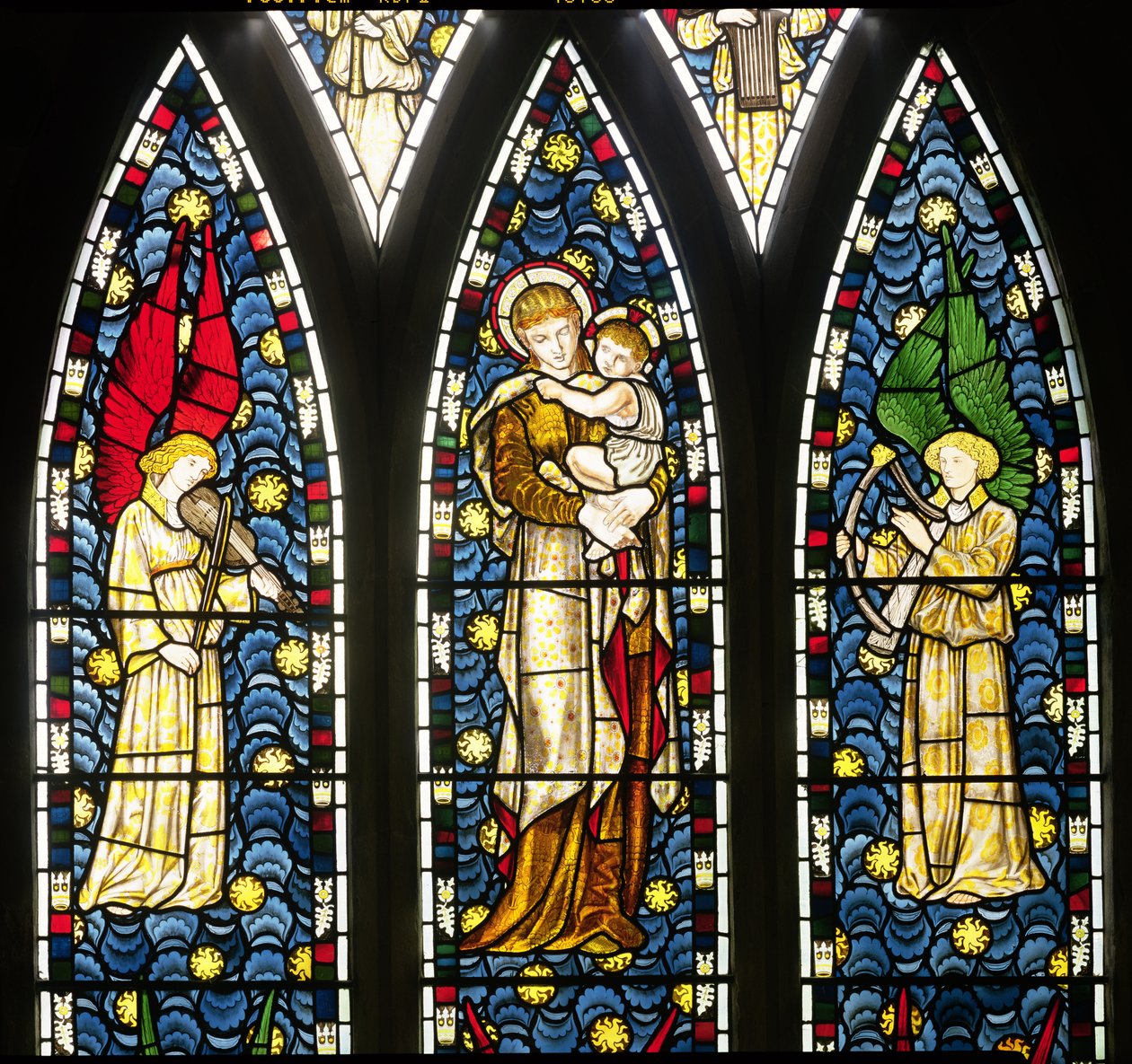 Madonna och barn med två änglar, detalj av den övre halvan av änglarnas fönster, 1869 målat glasdetalj av 120165 av William Morris