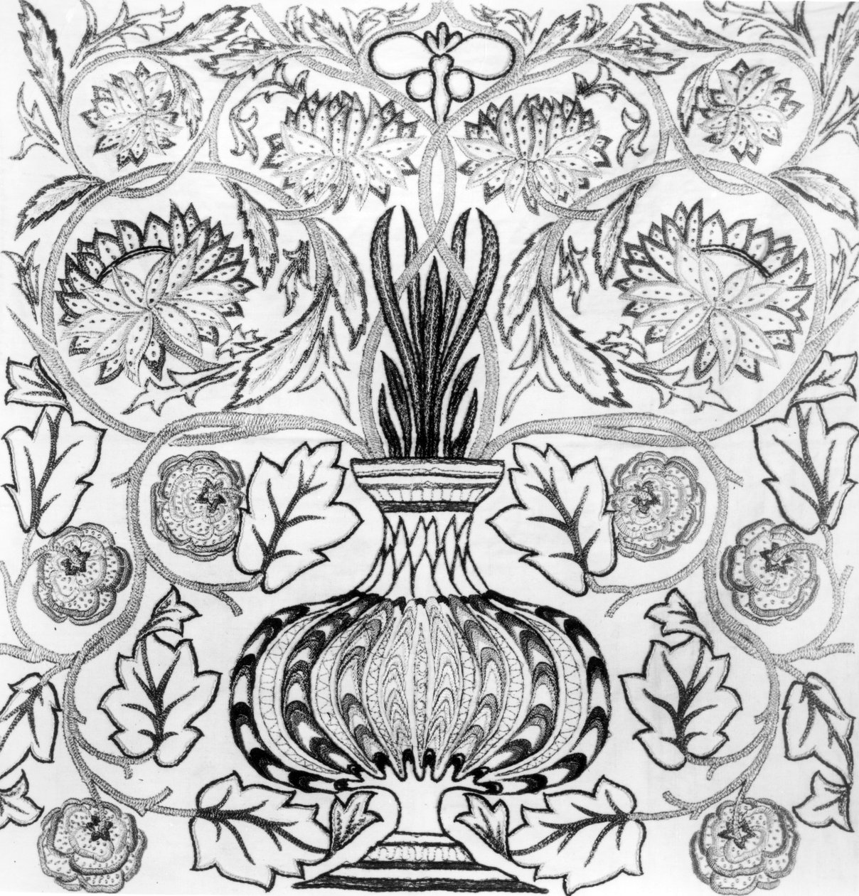 "The Flower Pot", broderad panel designad av William Morris (1834-96) och utförd av May Morris (svartvitt tryck) av William Morris
