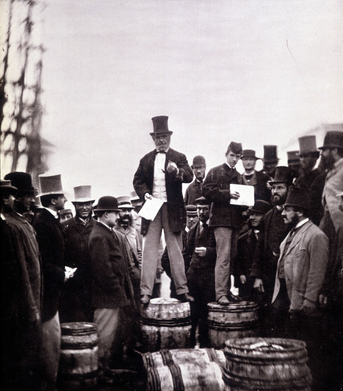 Scen för politisk diskurs på gatan: mannen står på en tunna och talar till en uteslutande manlig skara. Fotografi av William Notman (1826-1891), Musee McCord Museum, Montreal. Slutet av 1800-talet av William Notman
