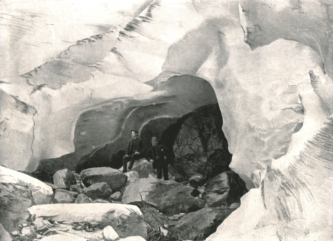 Klippiga bergen: isgrotta i den stora glaciären, Mount Sir Donald, Kanada, 1895. av William Notman and Son