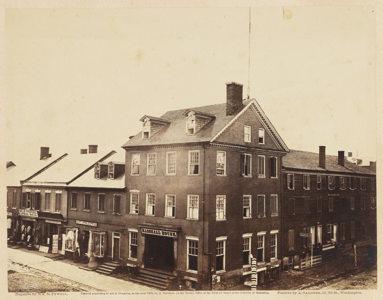 Marshall House, Alexandria, Virginia, augusti 1862 (albumintryck monterat på vävt papper) av William Redish Pywell