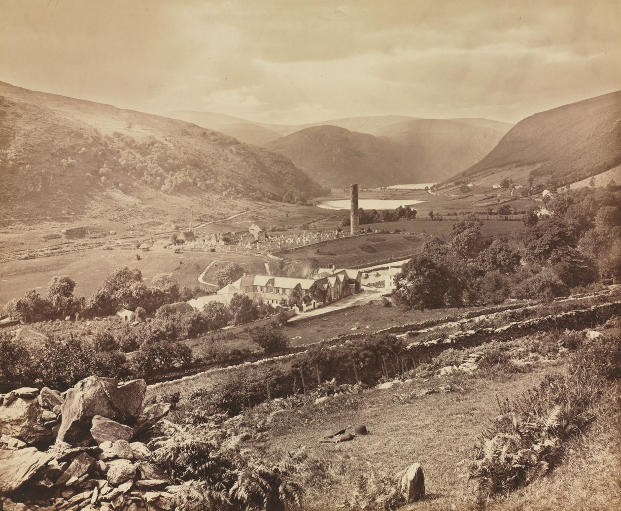 The Valley of Glendalough, County Wicklow, Irland, ca. 1864. av William Russell Sedgfield