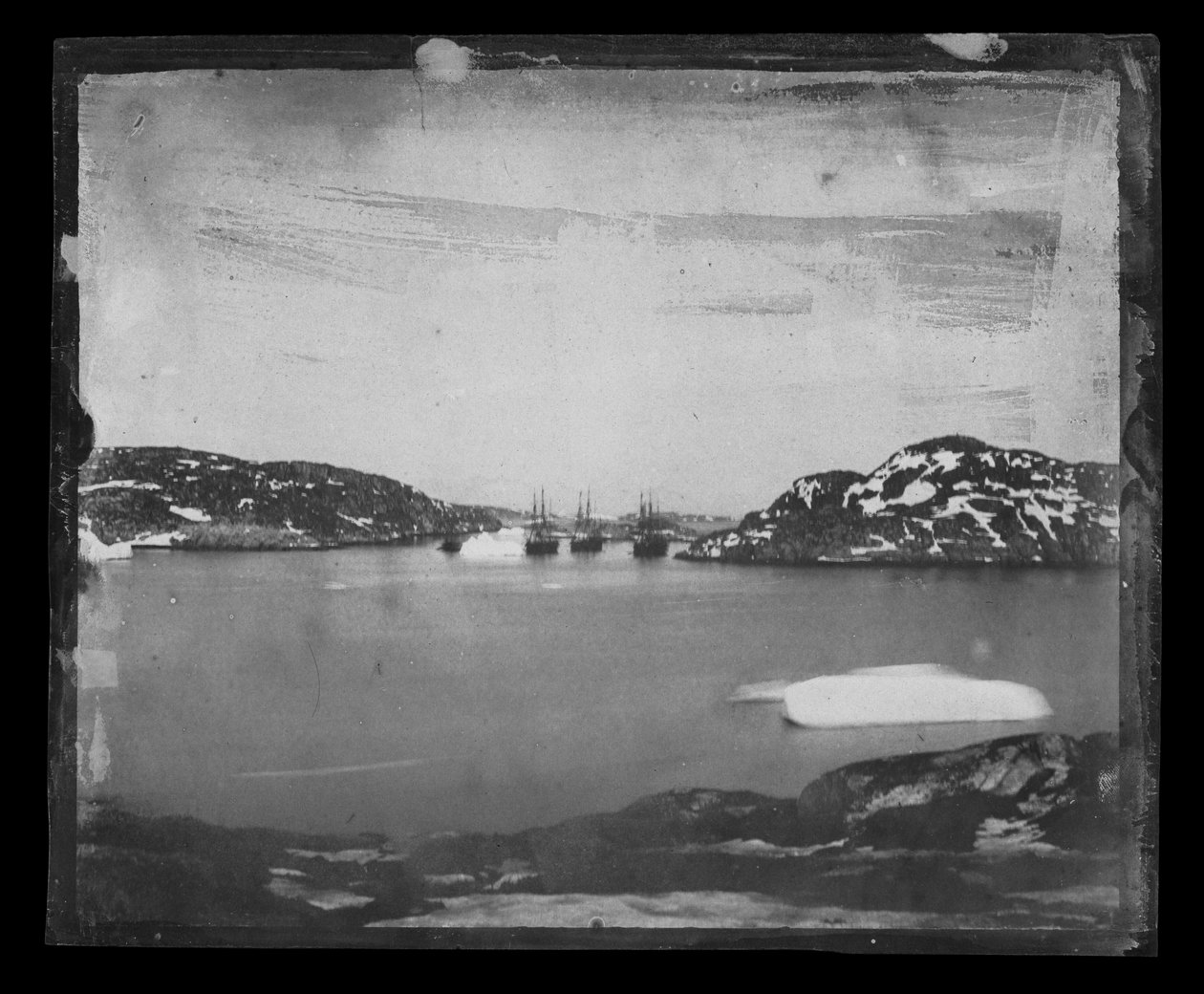 Vy över en bukt mot Franklins sökfartyg under kapten Belchers befäl av William Thomas Domville