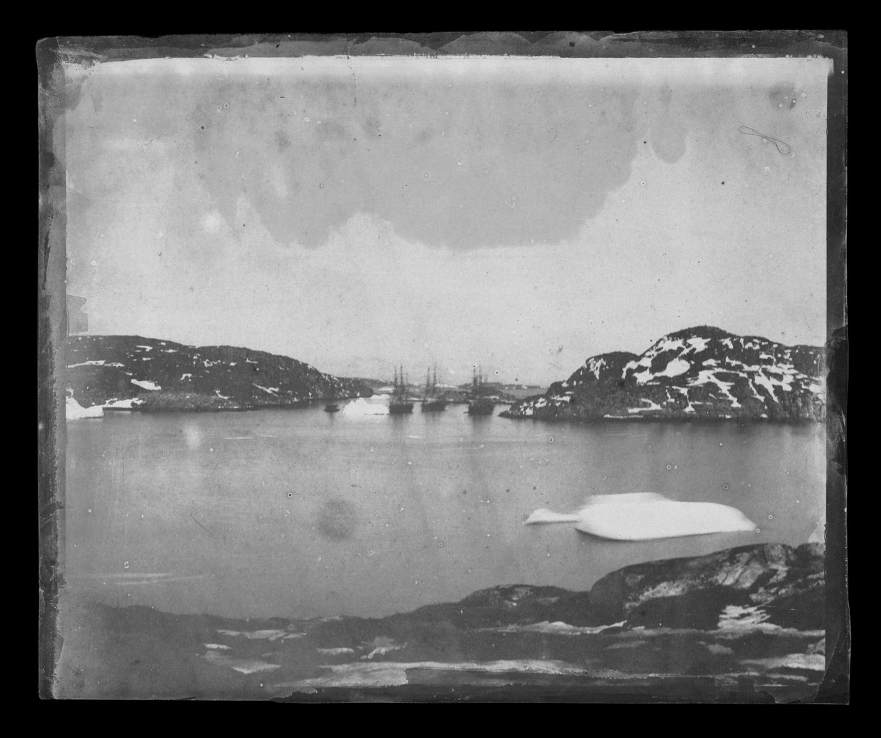 Vy över en bukt mot Franklins sökfartyg under kapten Belchers befäl av William Thomas Domville