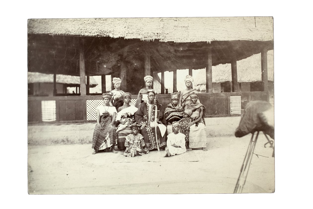 Infödda hövdingar och harem, Mendi land (gelatin silvertryck) av William Turnbull Balmer