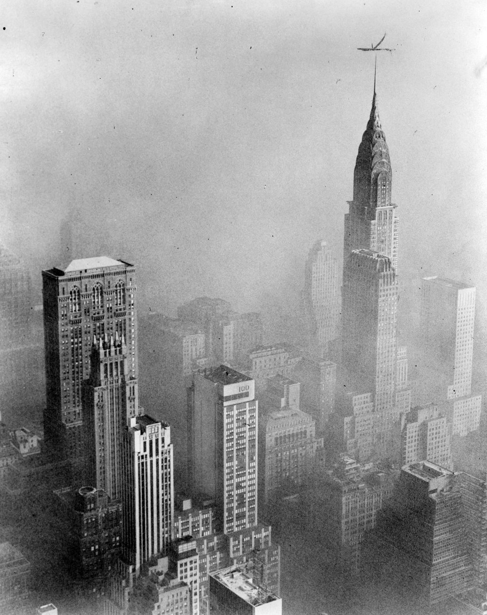 Smog skymmer sikten över Chrysler Building från Empire State Building, New York City av William Van Alen