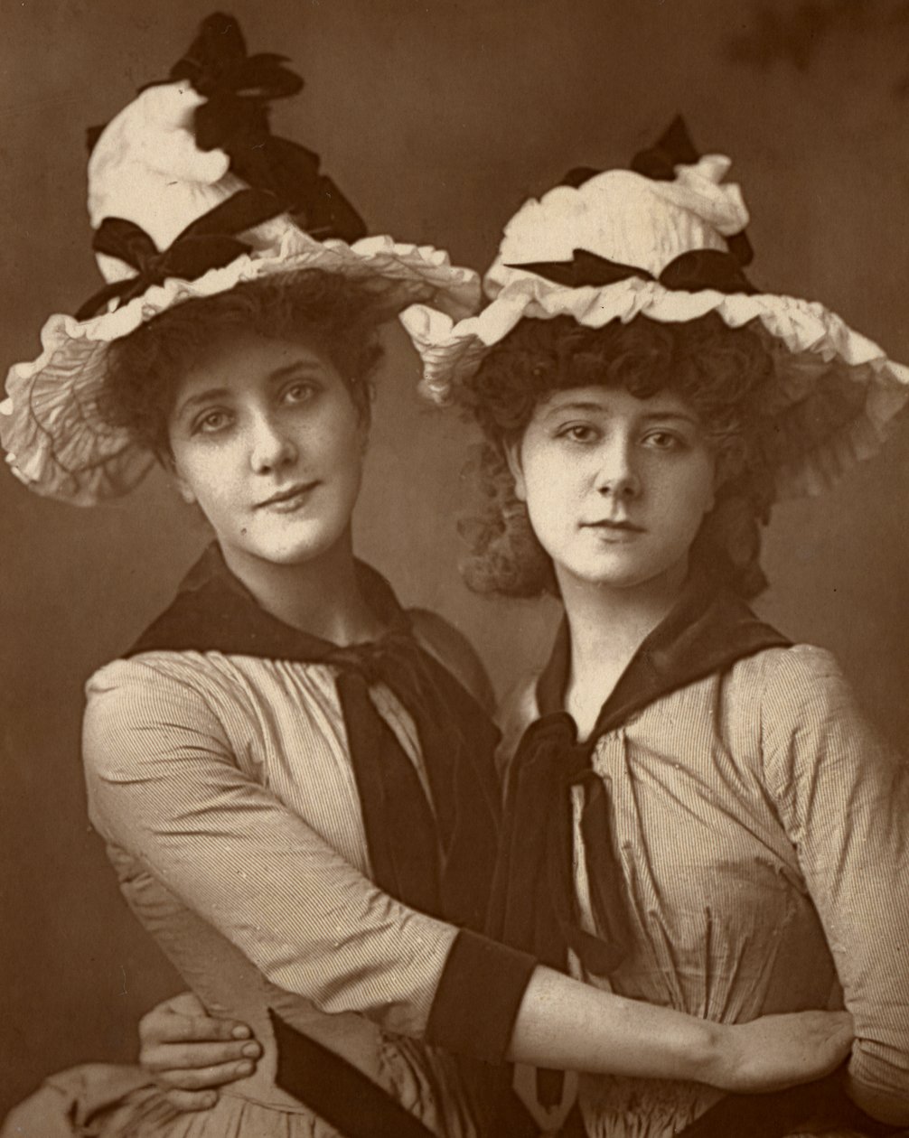 Two Roses, Maude Millett och Annie Hughes, brittiska skådespelerskor, 1888 av William and Daniel Downey