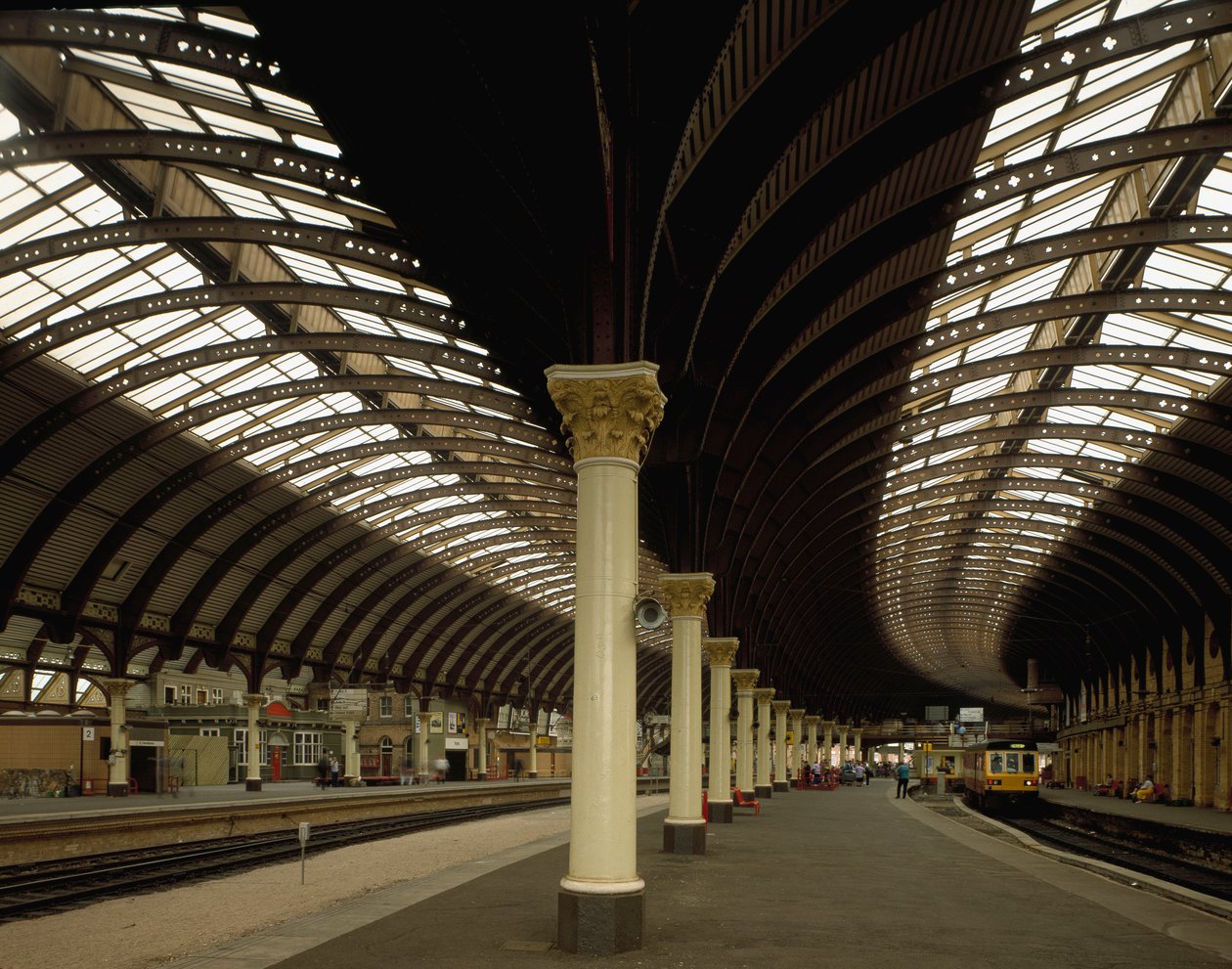 Utsikt över Yorks centralstation designad av arkitekterna William Peachy och Thomas Prosser (1800-talet). 1870-1877 England av William and Prosser Thomas Peachy