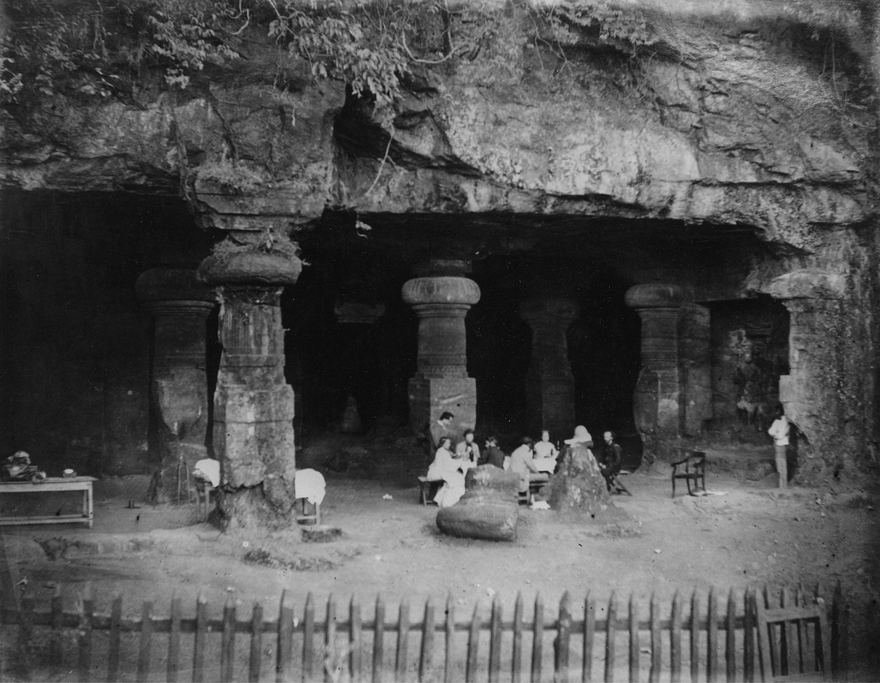 Indien: picknick vid ingången till Elephanta-grottorna nära Bombay, 1870-talet av Willoughby Wallace Hooper