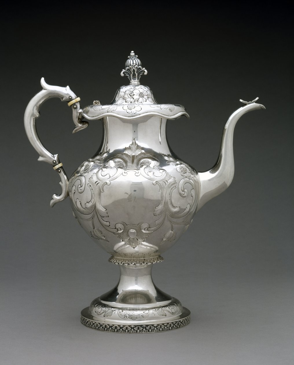 Tekanna, c. 1845-1872 (silver) av Wood and Hughes (attr.to)