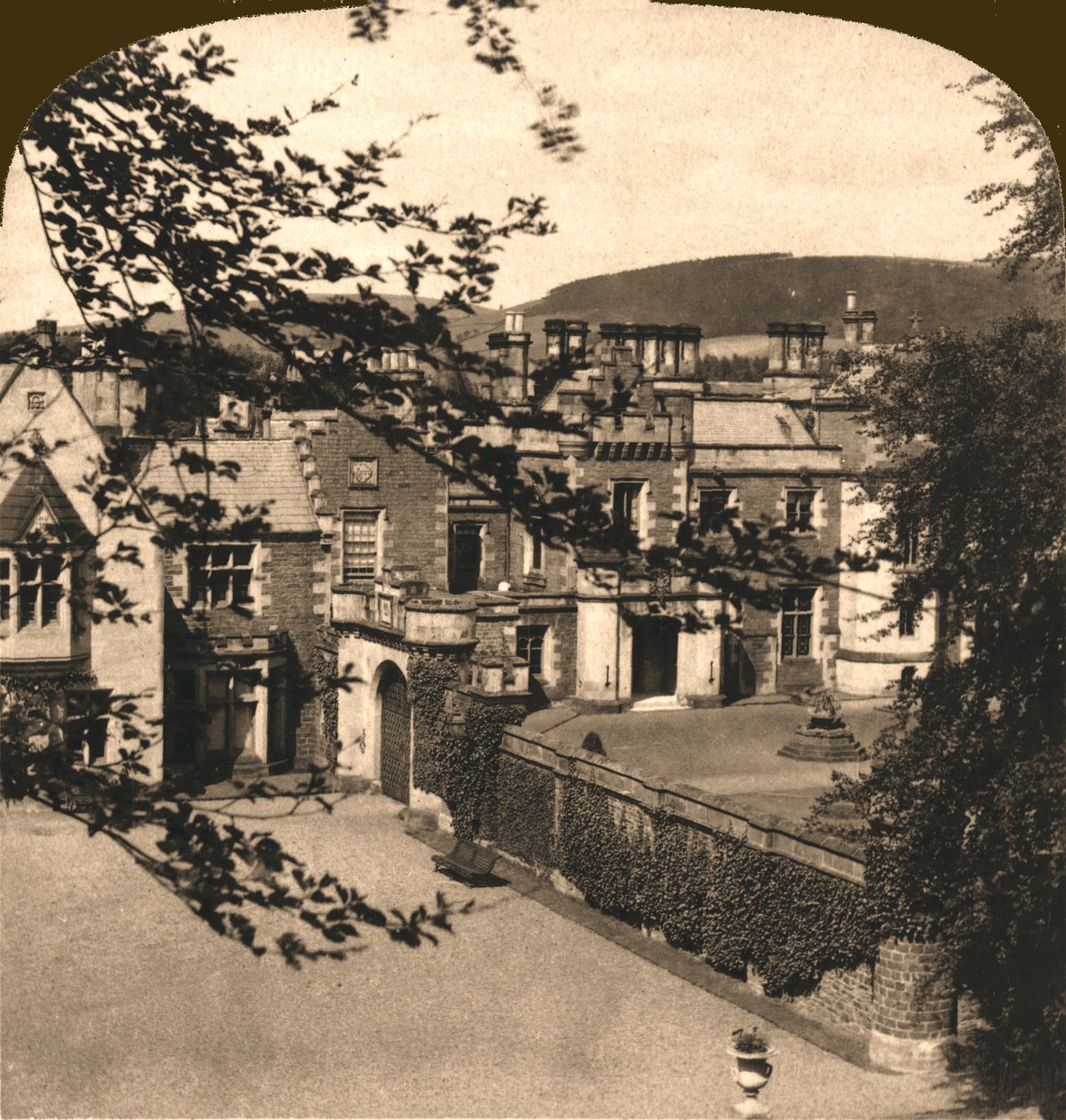 Abbotsford, Sir Walter Scotts hem, Skottland, 1896. av Works and Sun Sculpture Studios
