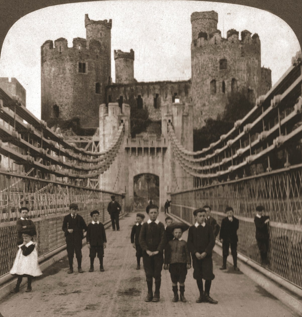 Conway, Wales, medeltida slott och bron, 1901. av Works and Sun Sculpture Studios