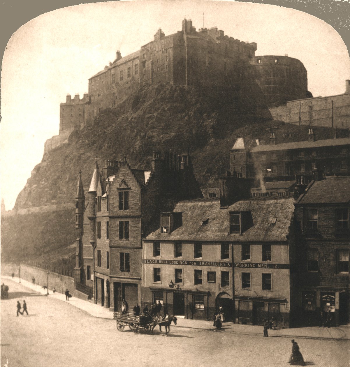 Edinburgh Castle från Grasmarket, Skottland. av Works and Sun Sculpture Studios
