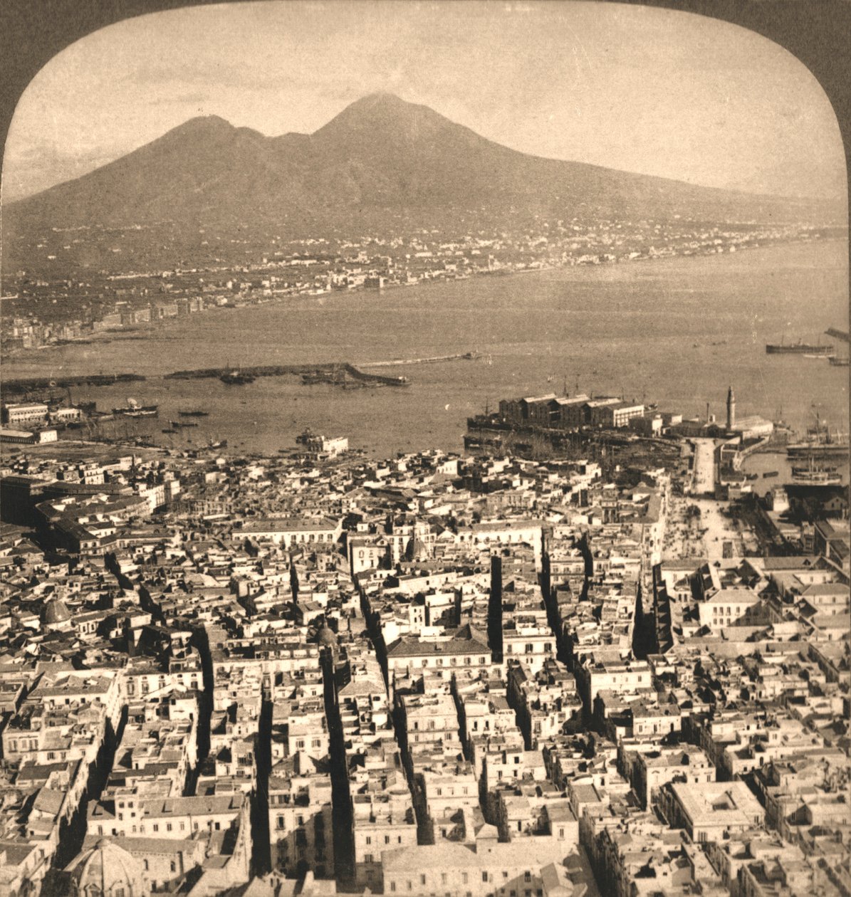 Neapel, Bay och Vesuvius, Italien, 1897. av Works and Sun Sculpture Studios
