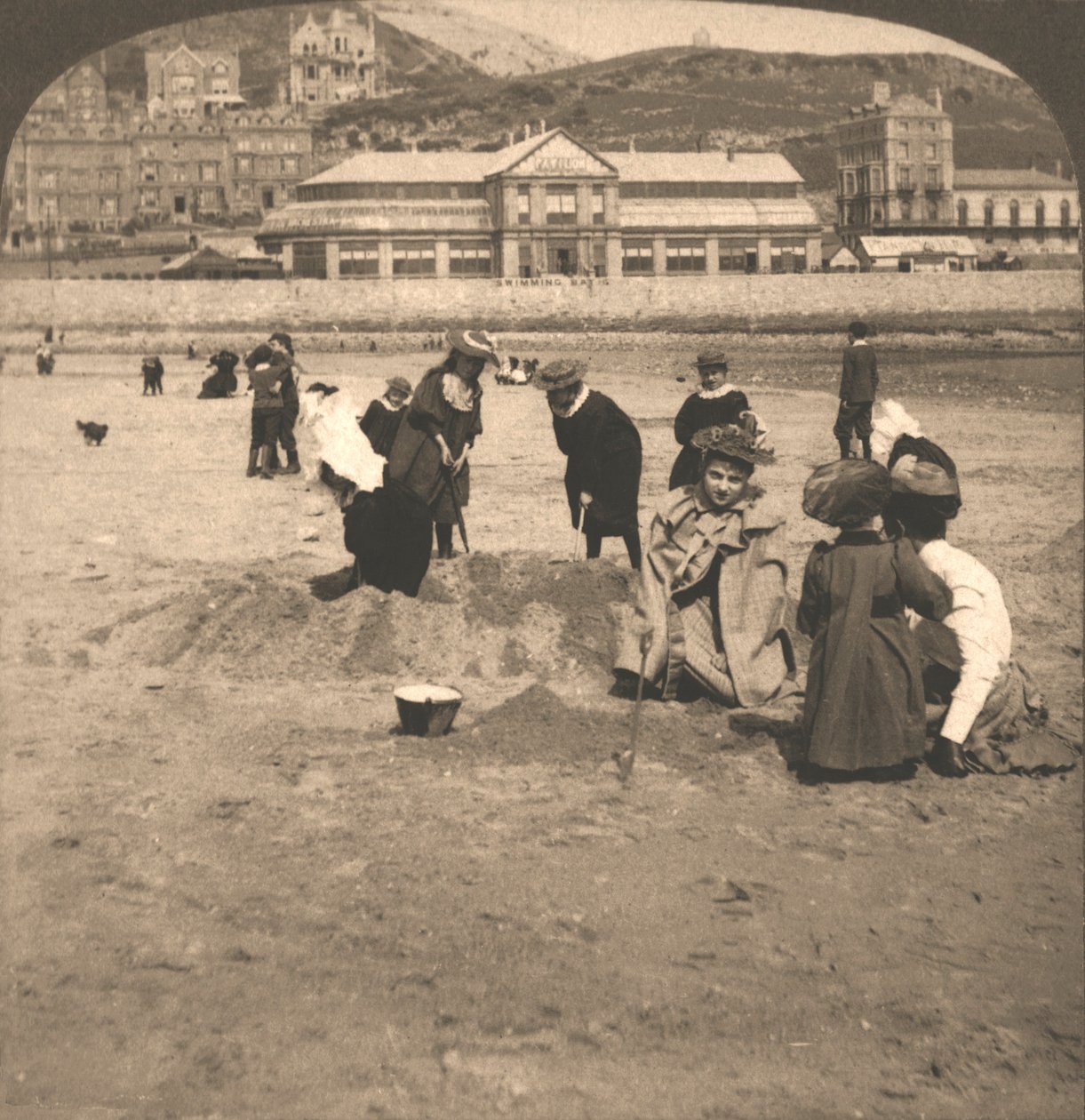 På stranden i Llandudno, Wales, 1894. av Works and Sun Sculpture Studios