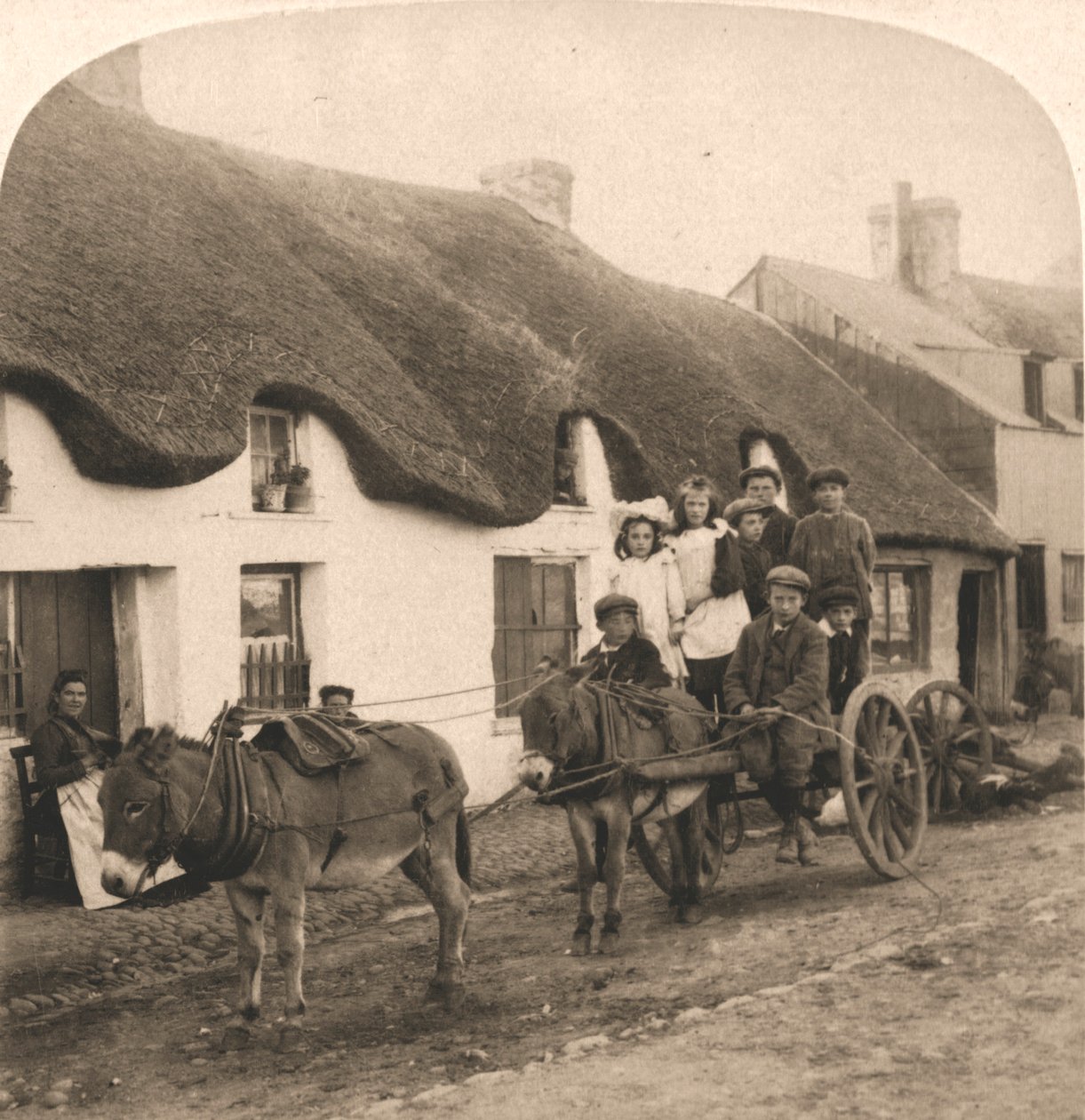 Pittoreska liv och seder i en irländsk by, Irland, 1901. av Works and Sun Sculpture Studios
