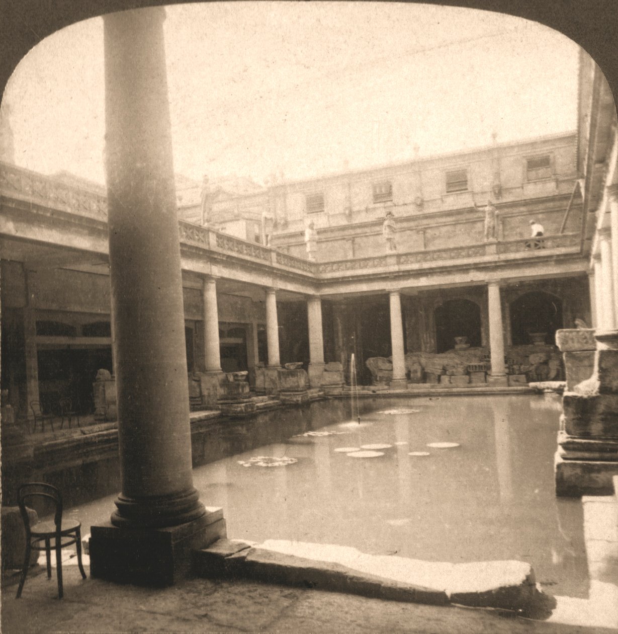 Roman Baths, Bath, England, 1900. av Works and Sun Sculpture Studios
