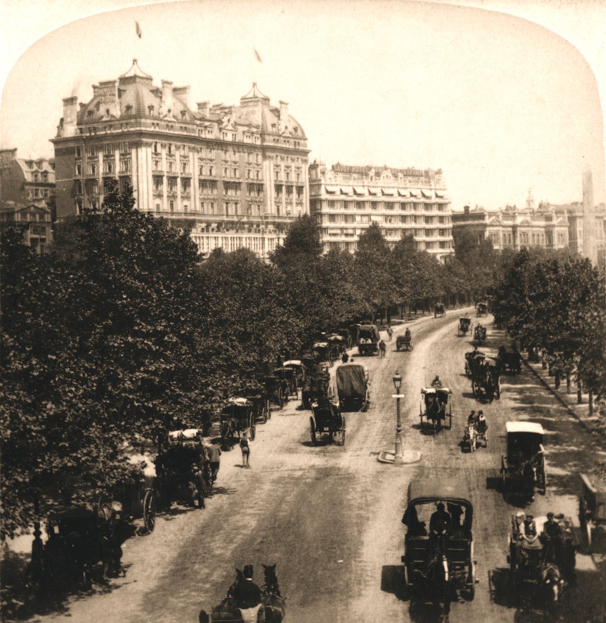 Cecil och Savoy Hotels, London, 1896. av Works and Sun Sculpture Studios