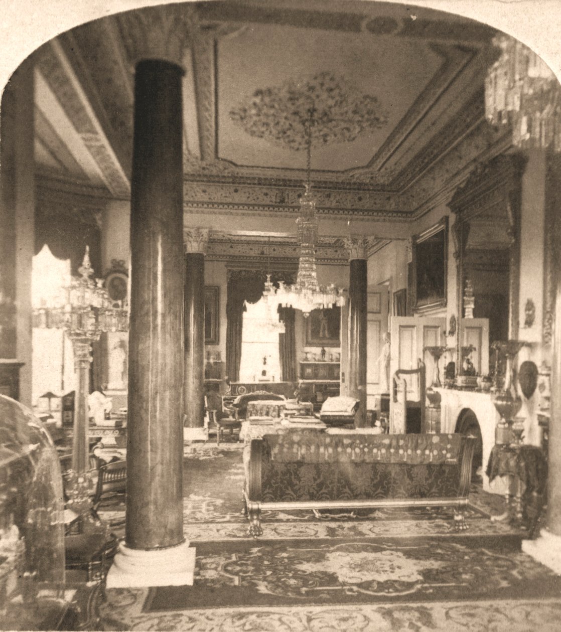 The Drawing Room, Queen Victorias Marine Residence, Osborne House, I.O.W, 1900. av Works and Sun Sculpture Studios