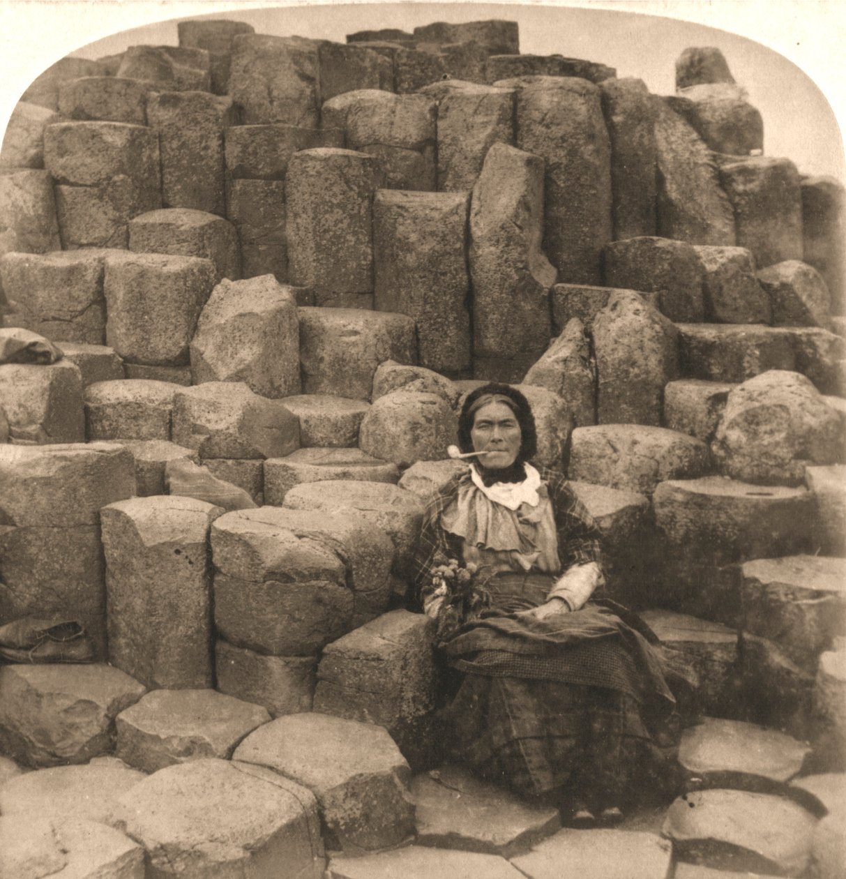 The Wishing Chair, Giants Causeway, Irland, 1897. av Works and Sun Sculpture Studios