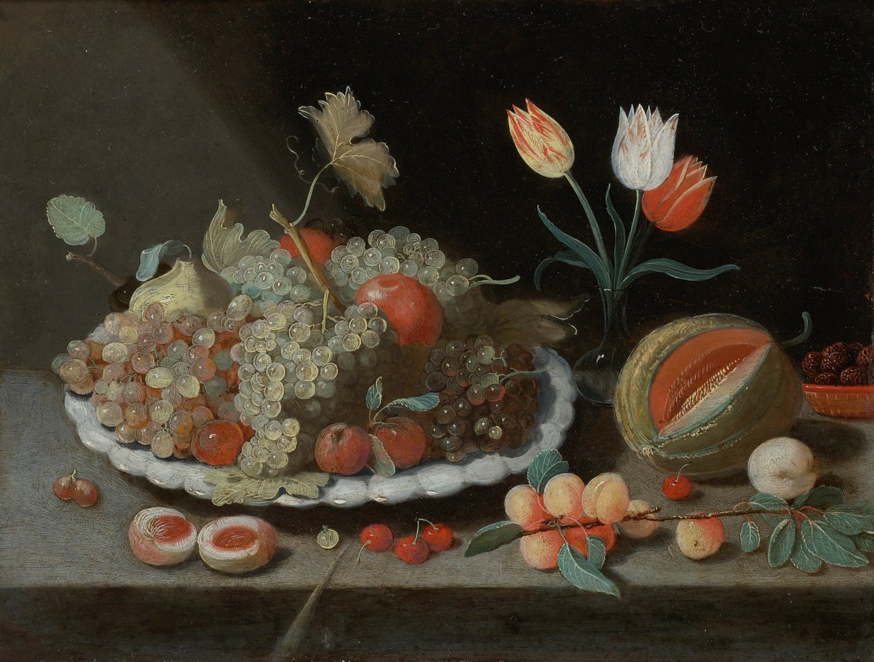 Stilleben med vindruvor och annan frukt på ett fat, en glasvas med tulpaner, melon, aprikoser, körsbär och annan frukt, allt på en avsats. av Workshop of Jan van Kessel the Elder