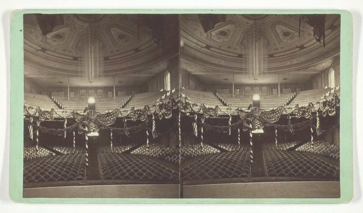 Utan titel [auditorium dekorerat med amerikanska flaggor], sent 1800-tal. av Wright and Hartwell