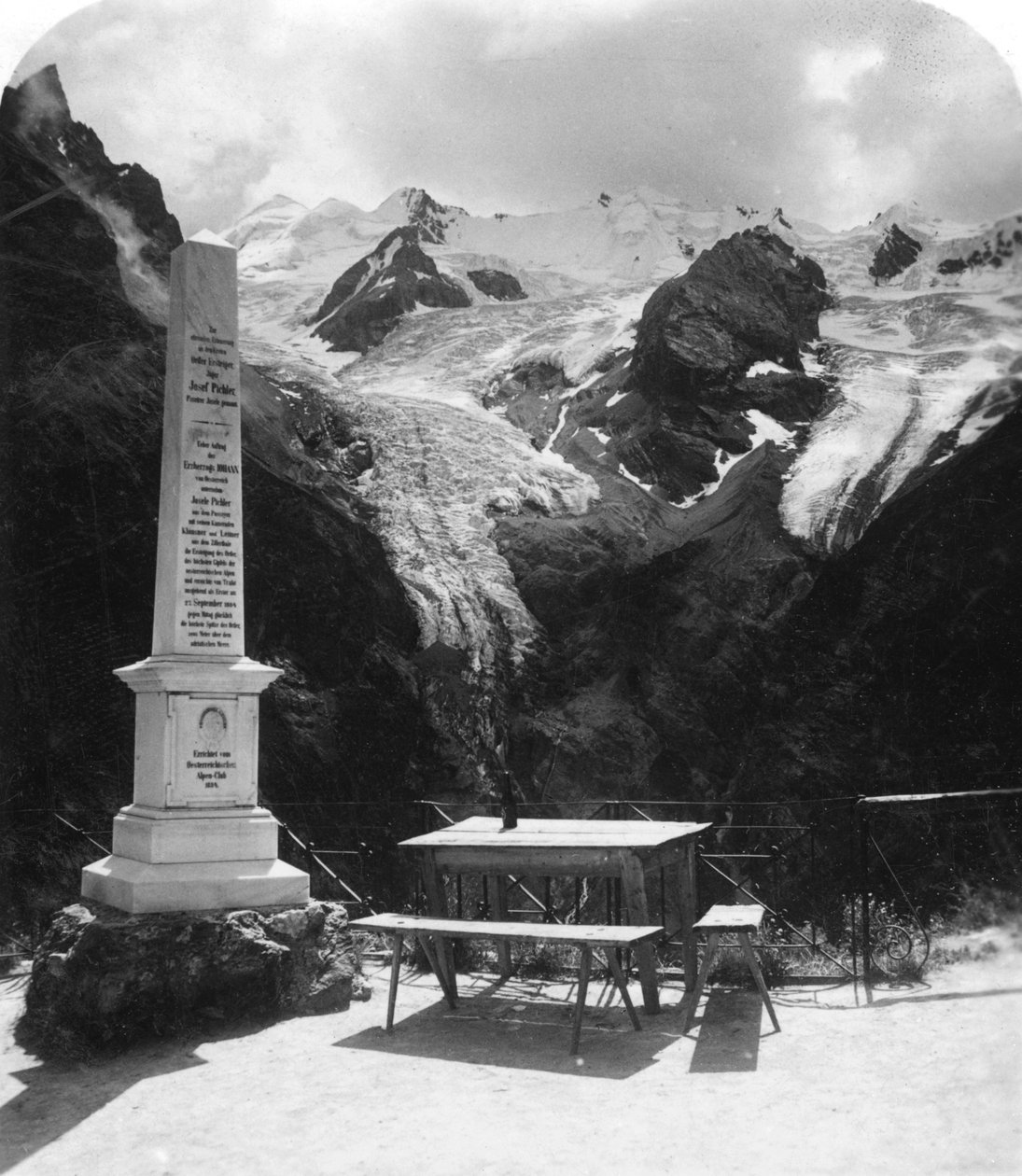 Ett monument i Stilfserjoch Strasse, Weisse Knott, Tyrolen, c1900-talet. av Wurthle and Sons