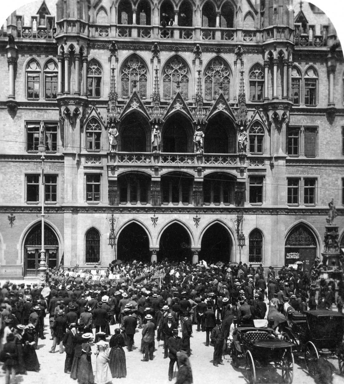 En utomhuskonsert i stadshuset, München, Tyskland, ca 1900-talet. av Wurthle and Sons