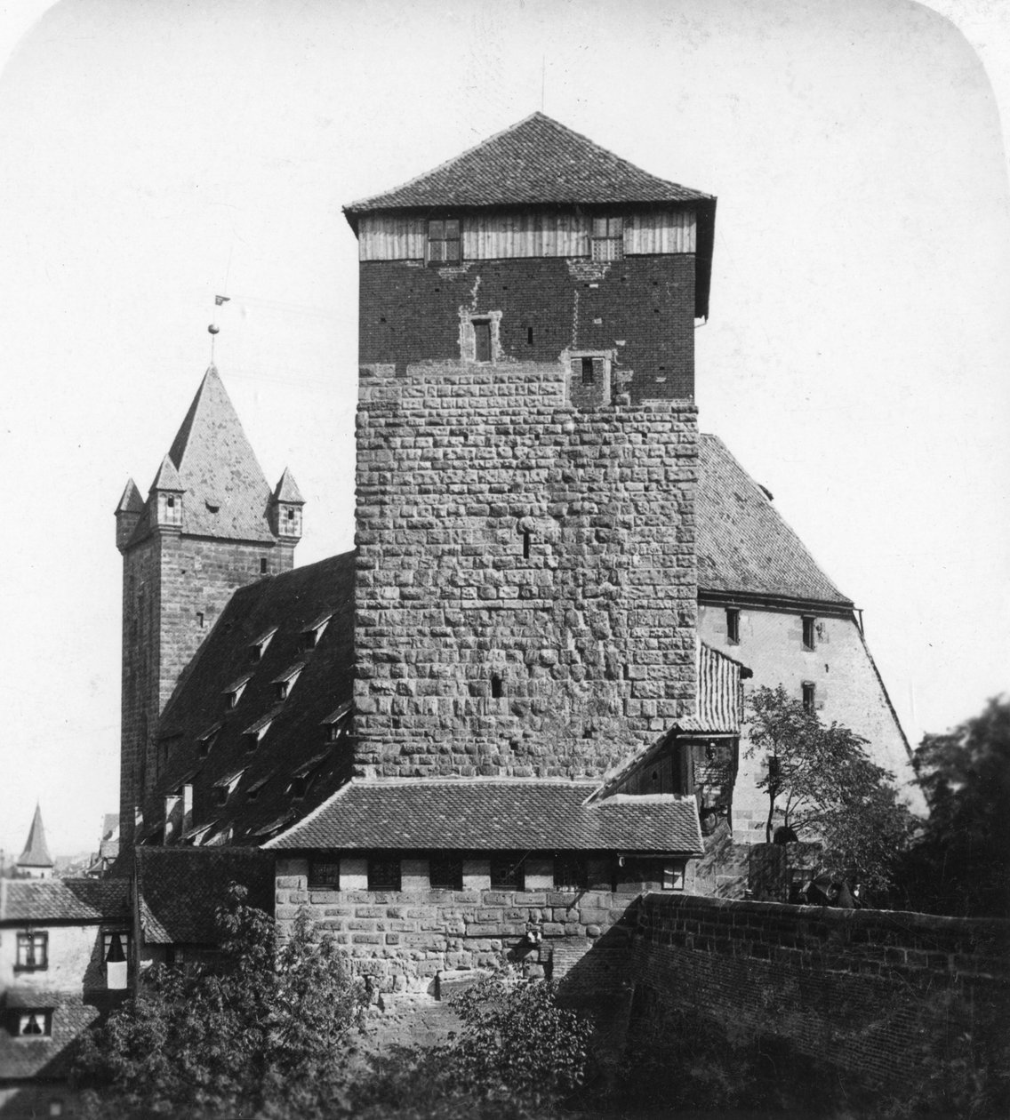 Det femkantiga tornet Funfeckiger Thurm, Kaiserstallung, Nürnberg, Tyskland, c1900-talet. av Wurthle and Sons