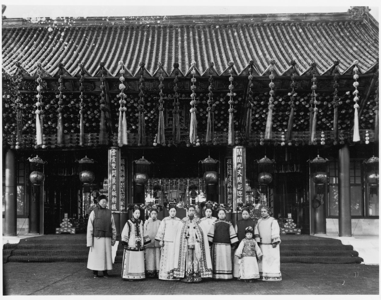 Äkekejsarinnan Cixi med skötare framför Paiyunmen, Sommarpalatset, Peking, ca 1905 (bw-foto) av Xun Ling