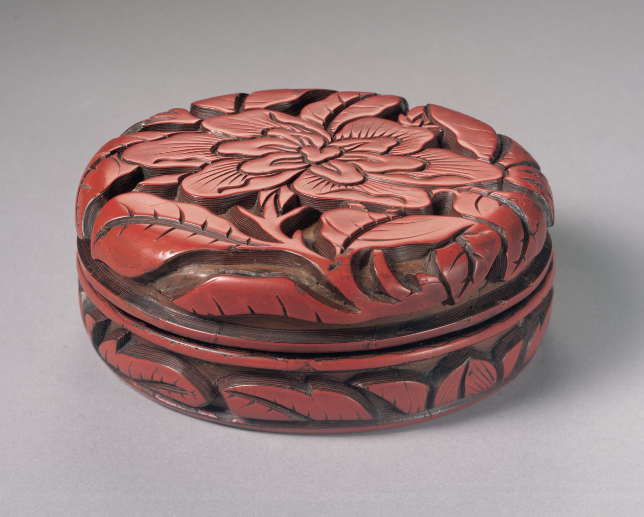 Cirkulär snidad cinnoberlåda och lock (lackerat trä) av Yuan Dynasty Chinese School