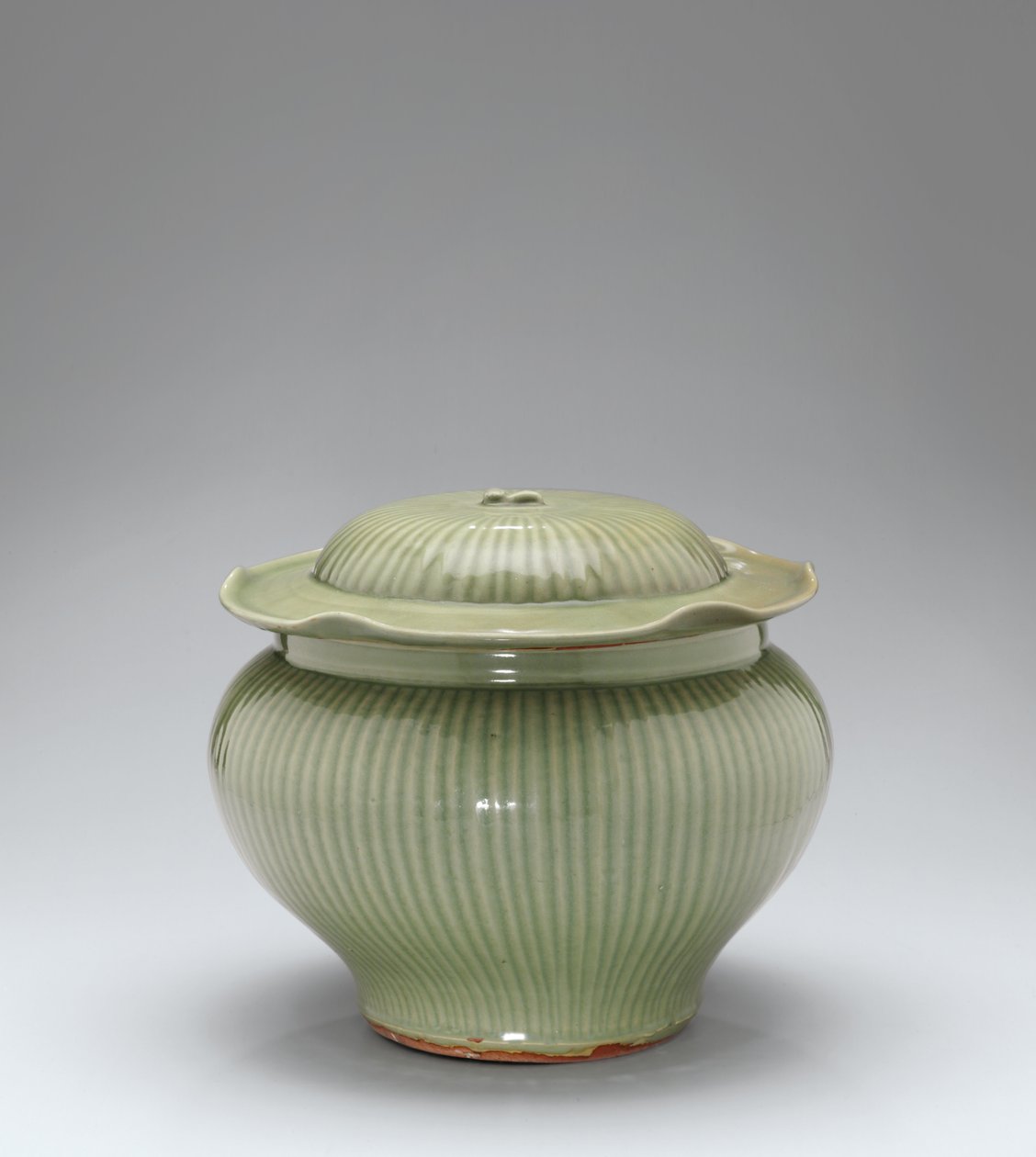 Longquan Celadon Ribbed Burk & Lock av Yuan Dynasty Chinese School