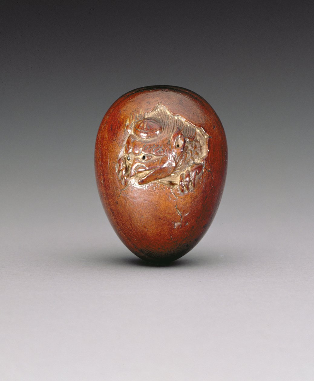 Netsuke föreställer en kråka som dyker upp ur sitt ägg, ca 1800-20 (barrved) av Yuzan