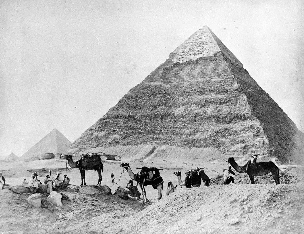 En karavan av kameler framför pyramiderna i Giza, sent 1870-tal av Zangaki Brothers