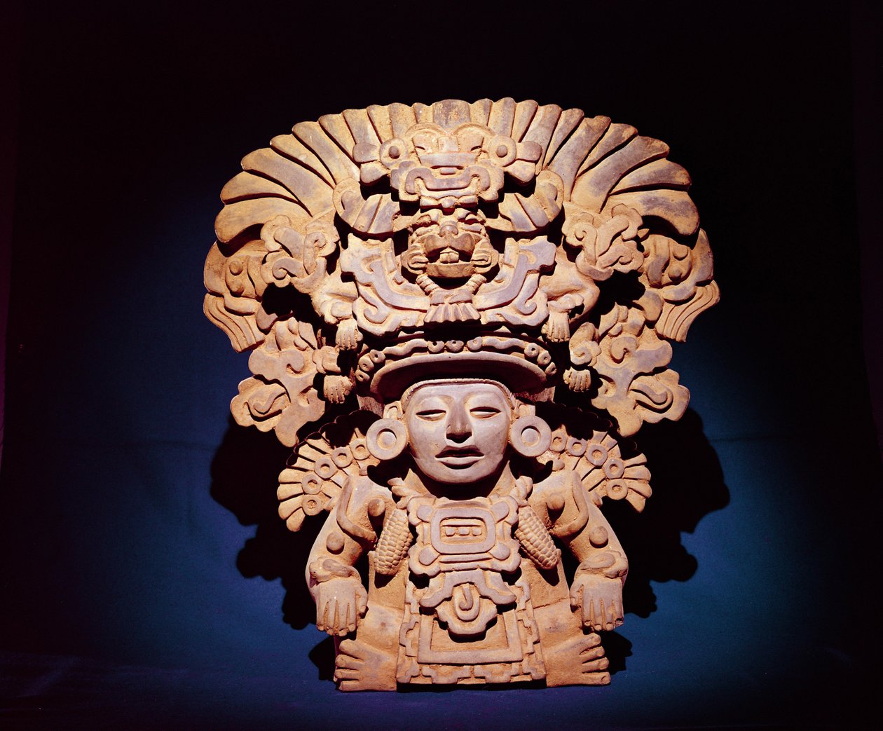 Urna som föreställer en majsgud, Monte Alban III-stil (keramik) av Zapotec