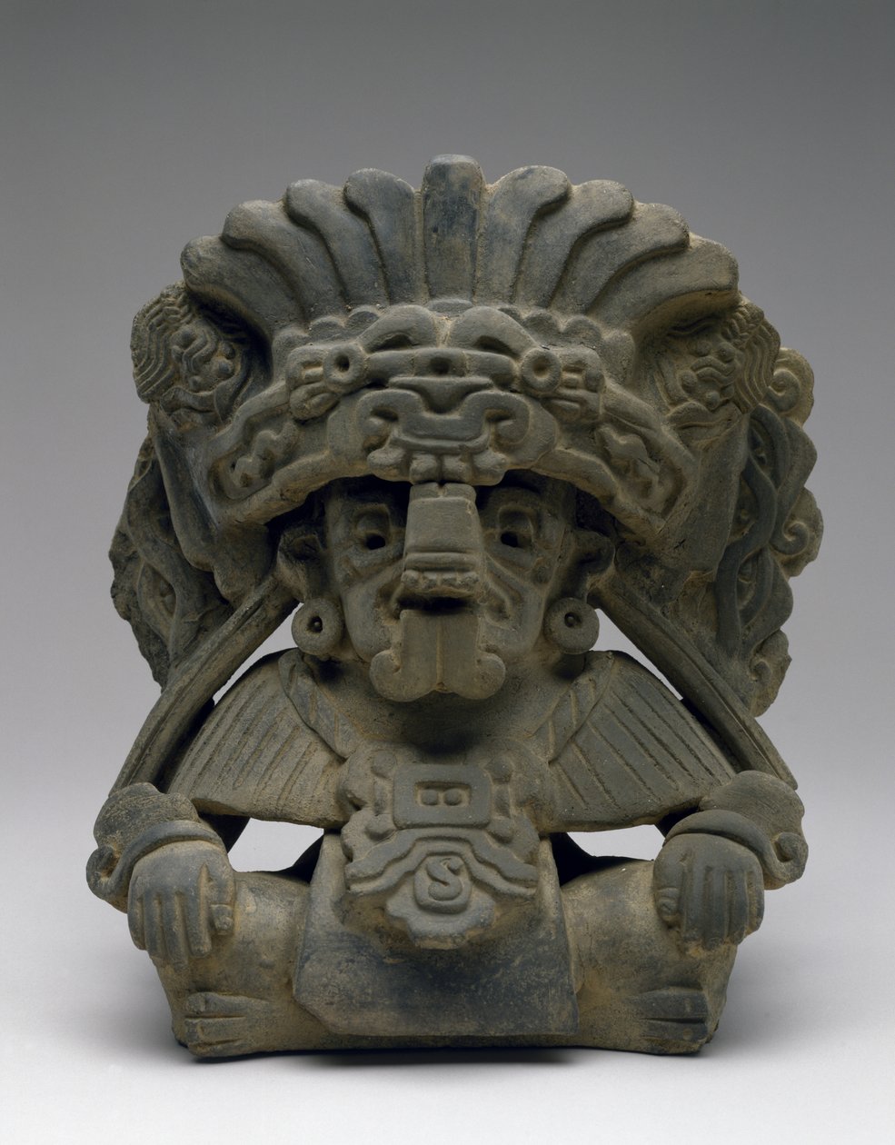 Urna med en sittande förfader, 600-900 AD (lergods med slip) av Zapotec Zapotec