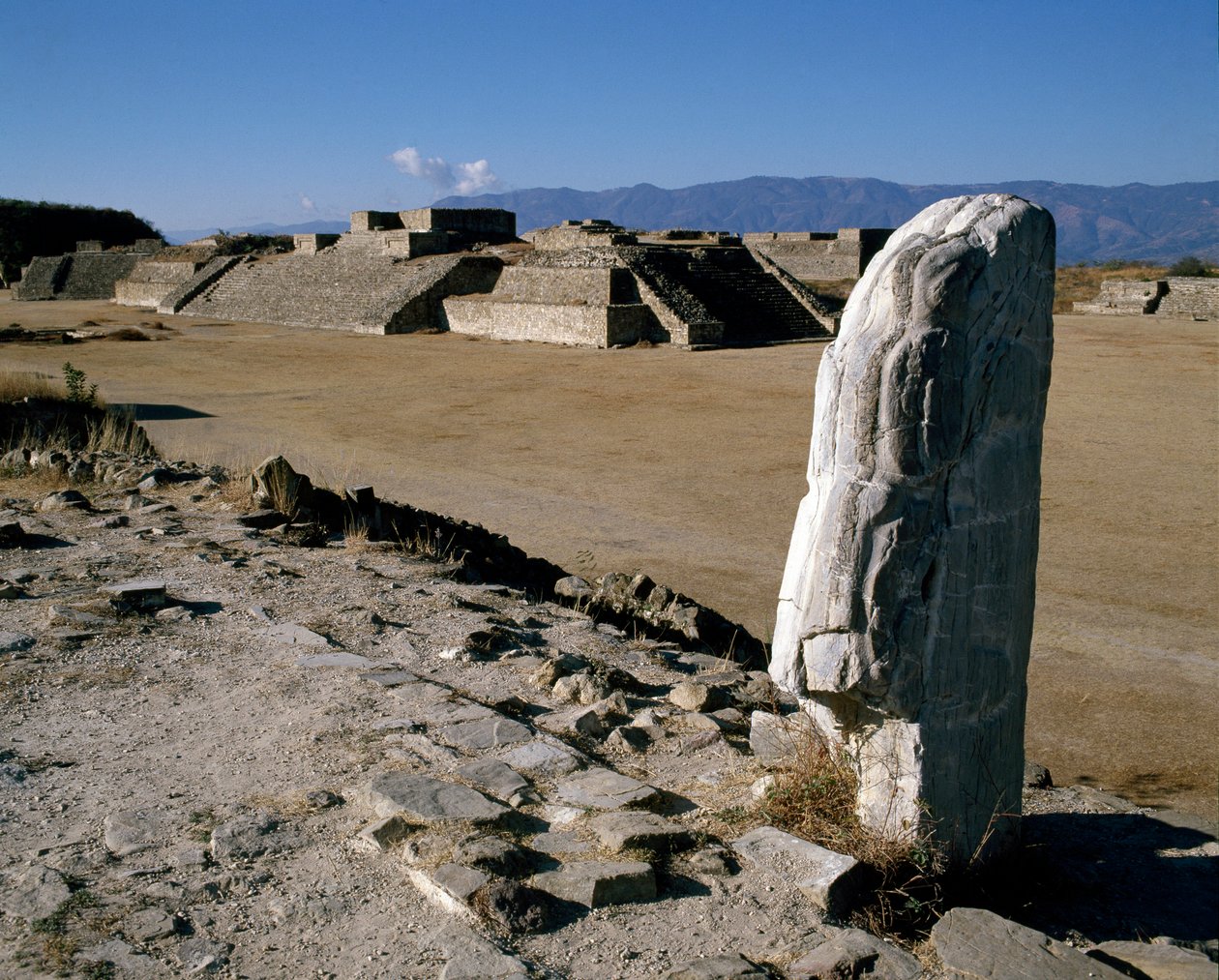 Utsikt över monument I, H, G av Zapotec Zapotec