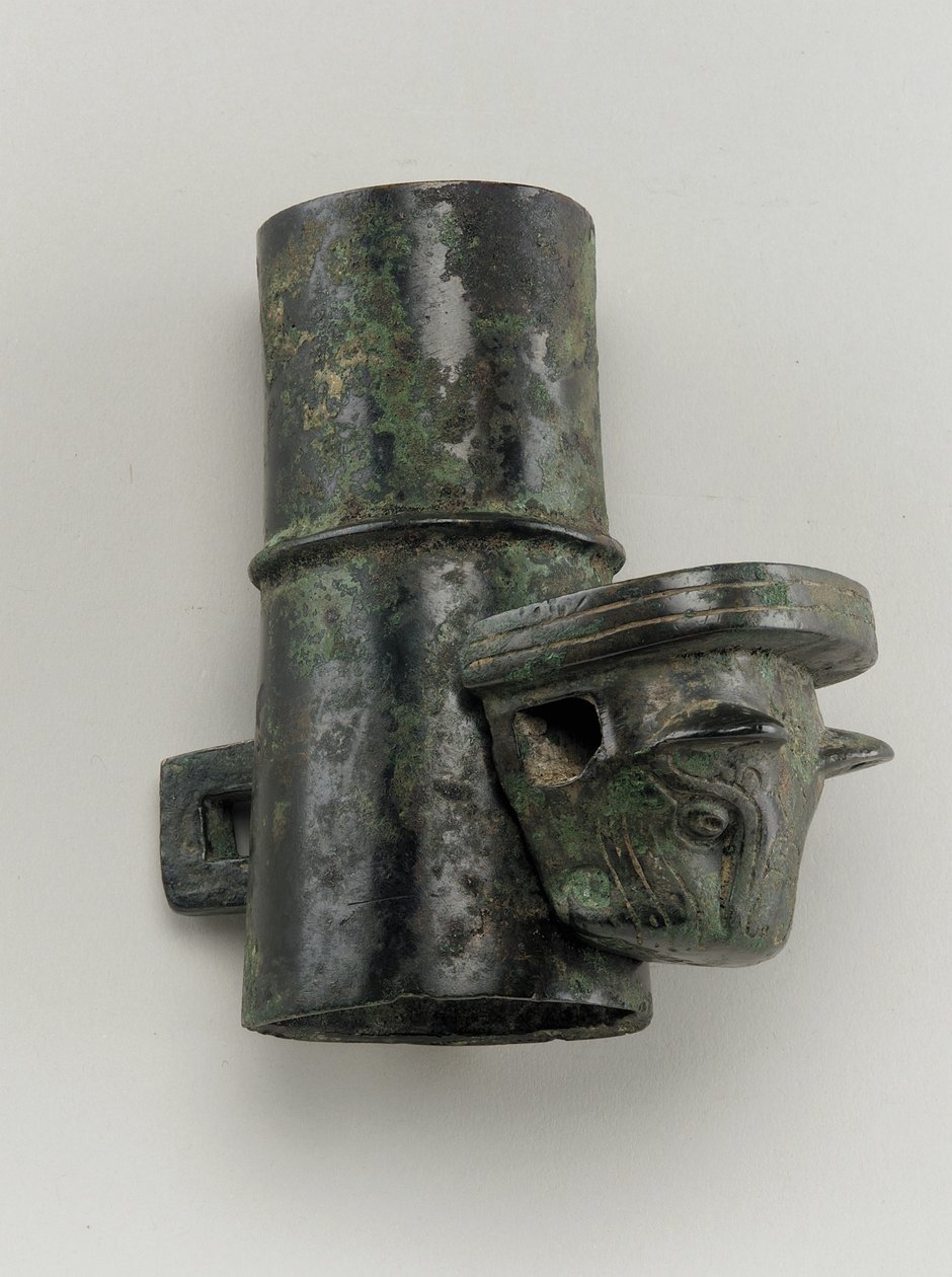Navkapsel med låstapp gjuten i form av ett katthuvud (brons) av Zhou Dynasty Chinese School