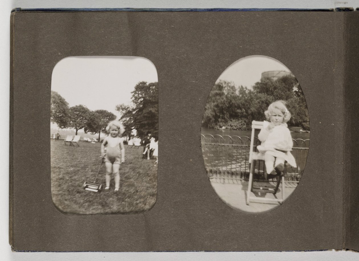 Ett 20th Century Family Snapshot-album, ca av Frederick (attr. to) Barnard