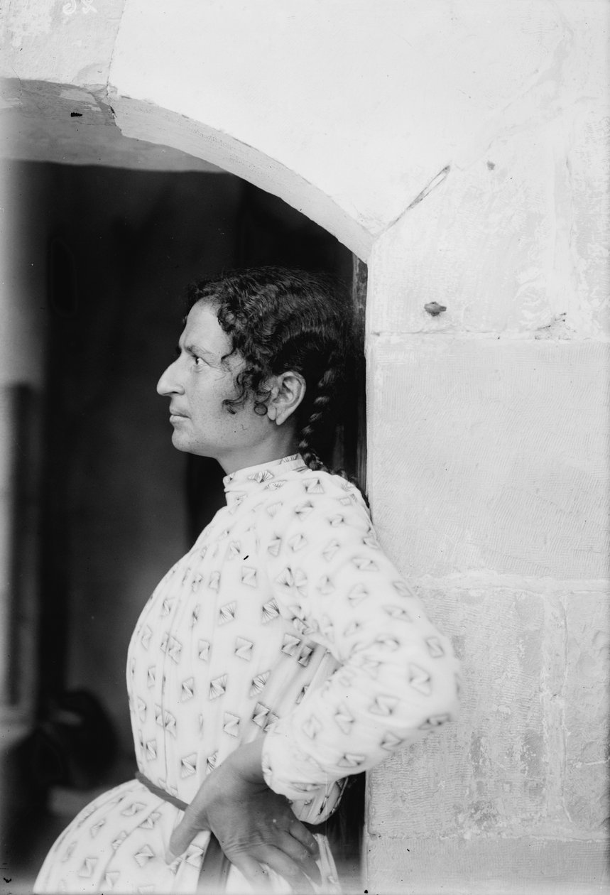En samaritansk kvinna från Nablus, ca 1920 (s/v foto) av . .